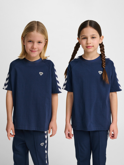hmlJR ARCHIVE LOOSE T-SHIRT S/S, DRESS BLUES, model