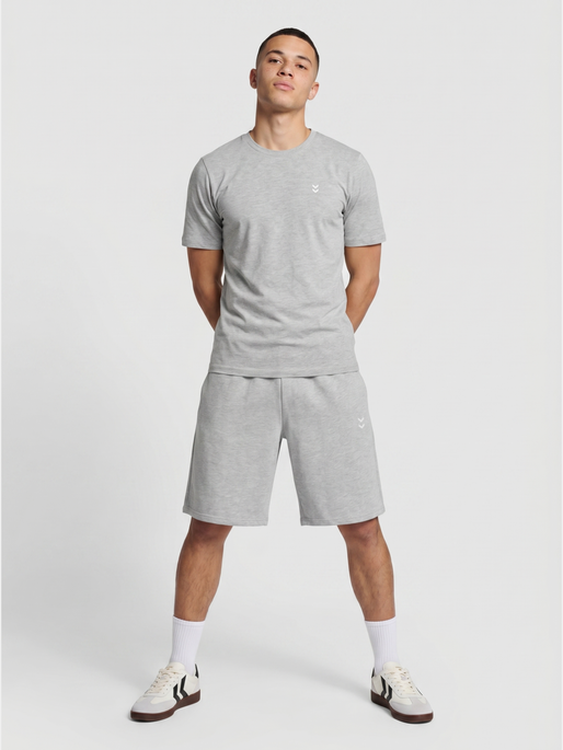 hmlPULSE LOOSE SWEAT SHORTS, GREY MELANGE, model