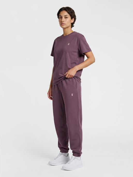 hmlPULSE W T-SHIRT, BLACK PLUM, model