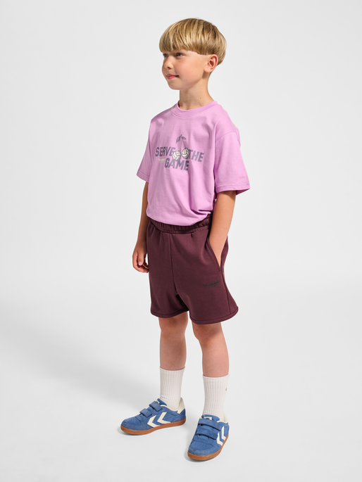 hmlJR LOOSE UNI SHORTS, VINEYARD WINE, model