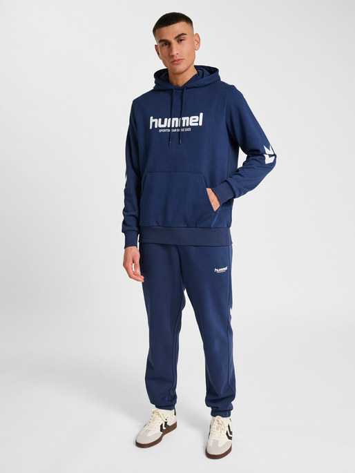 hmlLEGACY 2.0 HOODIE, DRESS BLUES, model