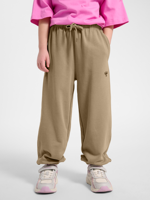 hmlJR JUMP BOXY ELASTIC SWEATPANTS, SILVER MINK, model