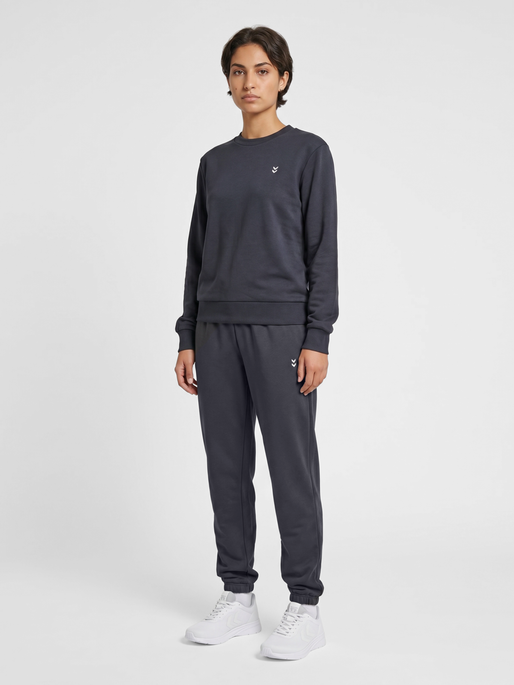 hmlPULSE W SWEAT CREWNECK, EBONY, model