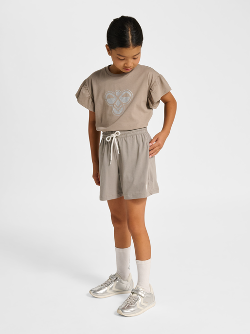 hmlJR LOOSE SOLID SHORTS, ROCK RIDGE, model