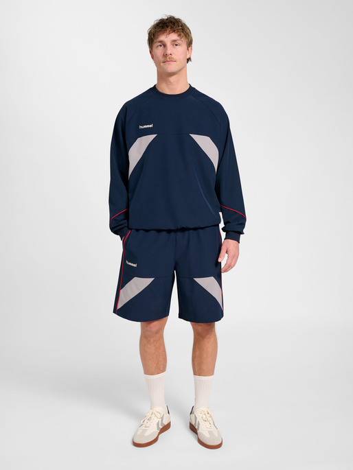 hmlWORLD 26 SHORTS TECH, DARK SAPPHIRE, model