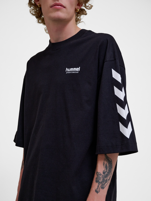 hmlOVERSIZED WILLY T-SHIRT SW, BLACK, model
