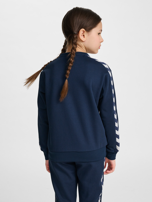 hmlJR ARCHIVE REG POLY ZIP JACKET, DRESS BLUES, model