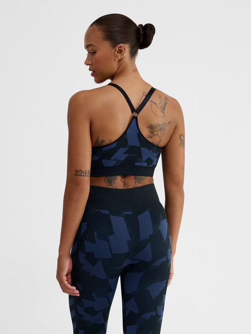 hmlCOMBINE SEAMLESS PADDED BRA, BLUE INDIGO MELANGE, model