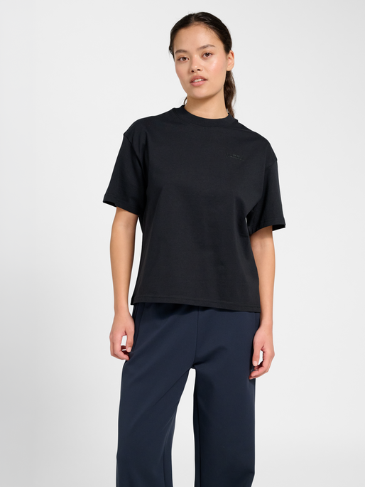 hmlKEEPER LOGO W T-SHIRT S/S, BLACK, model