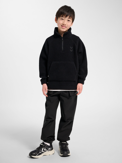 hmlJR MARTINI HALF ZIP JACKET, BLACK BEAUTY, model