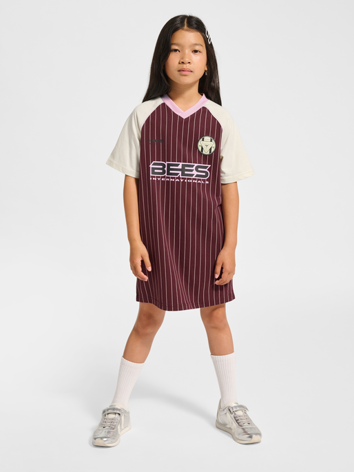 hmlJR LOOSE V-NECK BEES DRESS S/S, VINEYARD WINE, model
