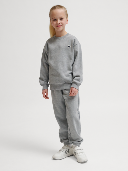hmlJR LOOSE CREWNECK BEE, GREY MELANGE, model