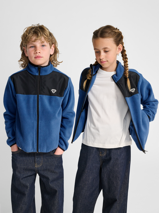 hmlJR FLEECE ZIP JACKET, TRUE NAVY, model