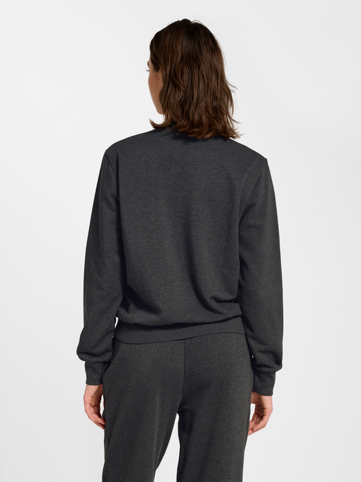 hmlPULSE W SWEAT CREWNECK, DARK GREY MELANGE, model
