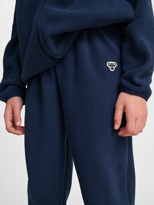 hmlJR FLEECE PANTS BEE, DRESS BLUES, model