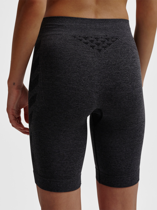 hmlCI SEAMLESS CYCLING SHORTS, BLACK MELANGE, model