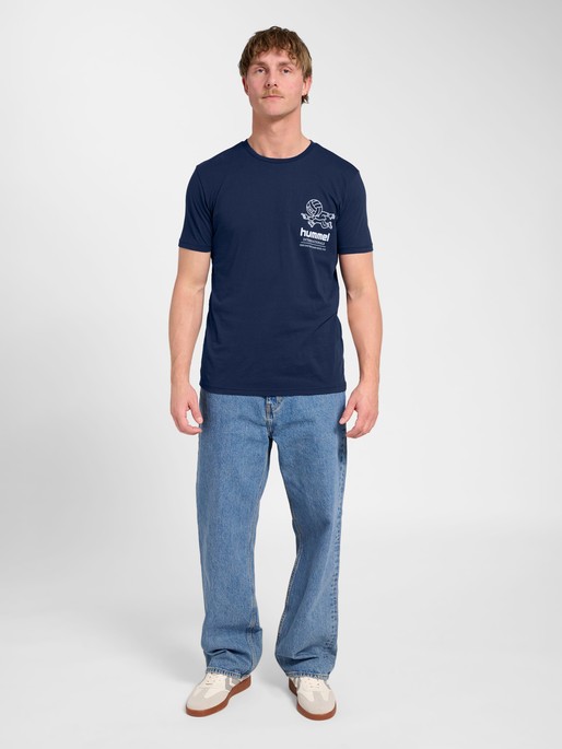 hmlPULSE GRAPHIC T-SHIRT S/S, DRESS BLUES, model