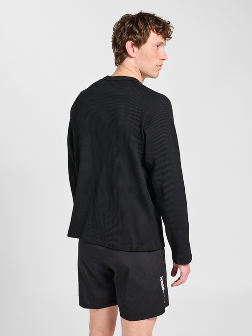 hmlMOMENTUM CREWNECK, BLACK, model