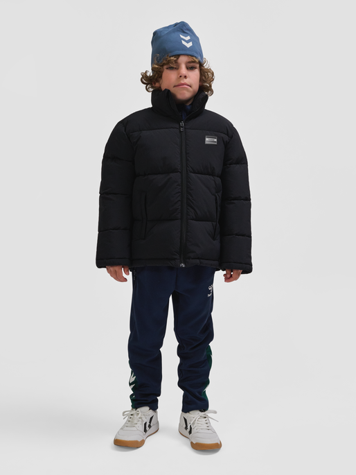 hmlCRISP TEX JACKET, BLACK, model