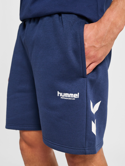 hmlLEGACY 2.0 SHORTS, DRESS BLUES, model