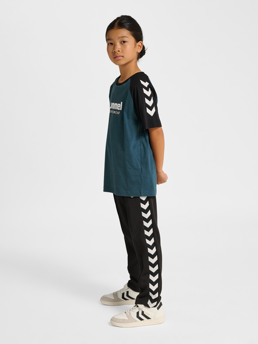 hmlJR LOGO T-SHIRT S/S, STARGAZER, model