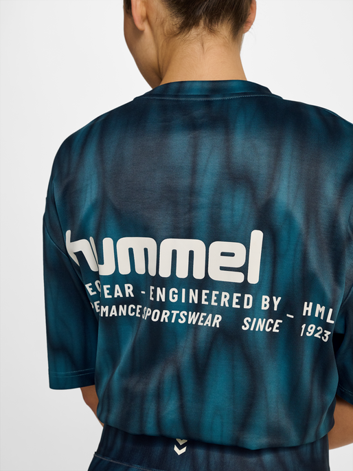 hmlHIIT AOP LOOSE T-SHIRT S/S, STARGAZER, model