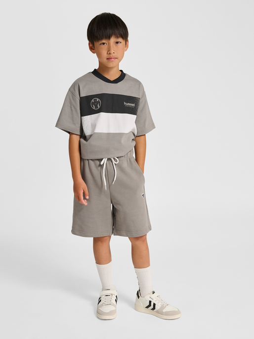 hmlJR LOOSE SWEAT SHORTS BEE, ROCK RIDGE, model