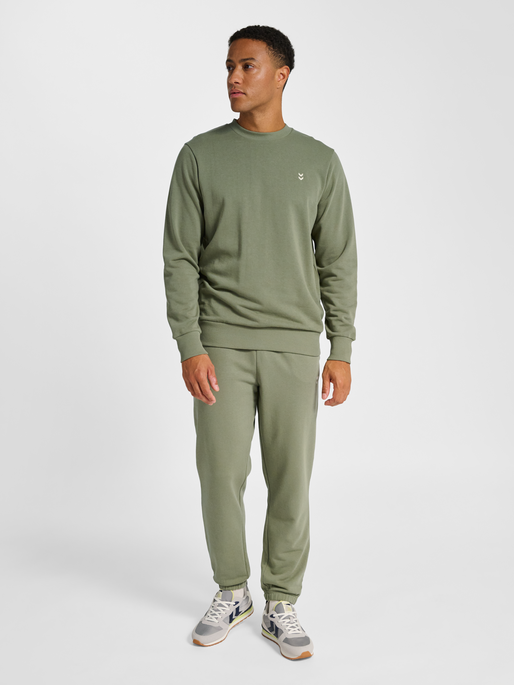 hmlPULSE SWEAT CREWNECK, DEEP LICHEN GREEN, model