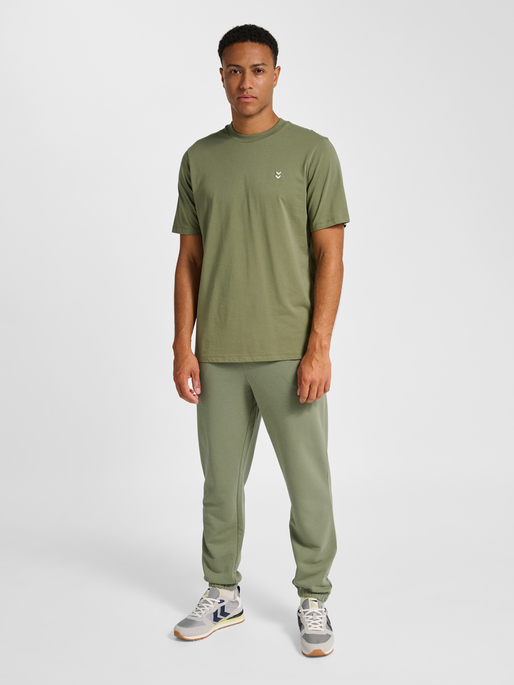hmlPULSE T-SHIRT, DEEP LICHEN GREEN, model