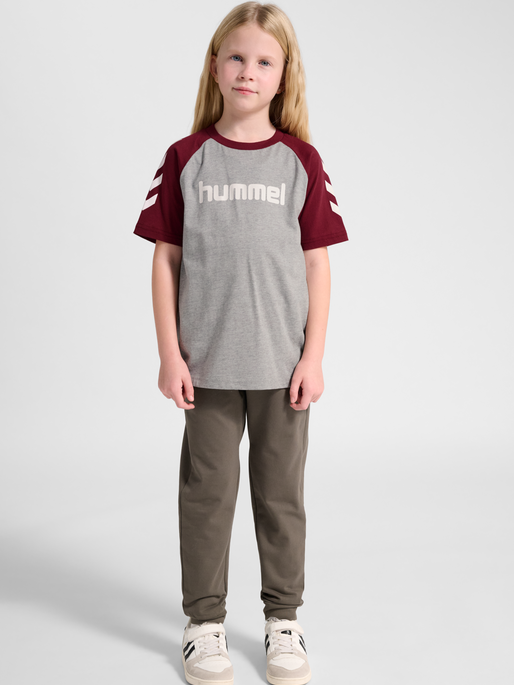 hmlJR LOGO T-SHIRT S/S, CHOCOLATE TRUFFLE, model