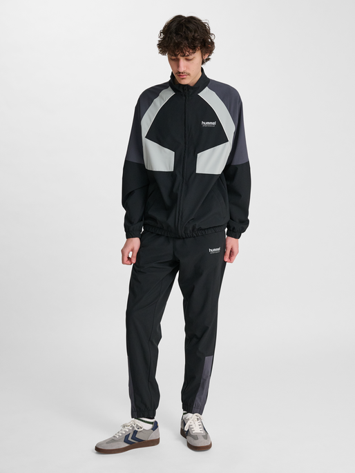 hmlLOOSE TRACK ZIPJACKET SPORTSWEAR, BLACK, model