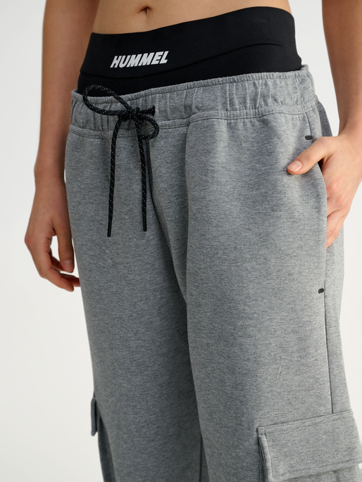 hmlTECH FLEECE LOOSE CARGO PANTS, GREY MELANGE, model