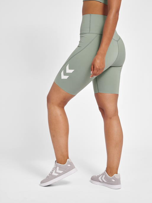hmlMT GRACE HW TIGHT SHORTS, LILY PAD, model