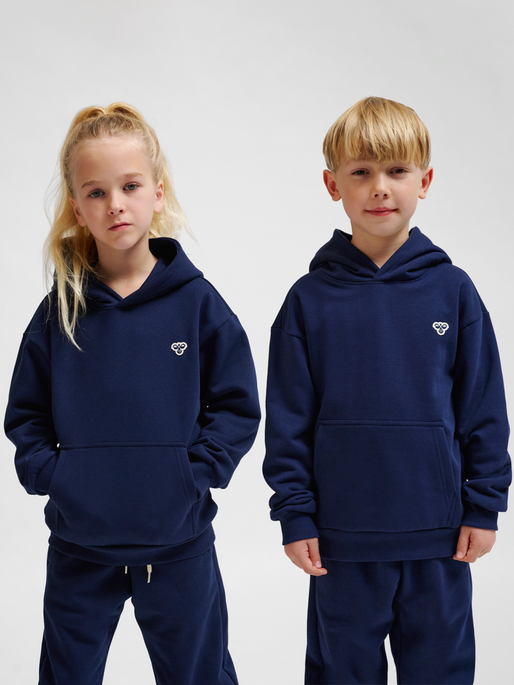 hmlJR LOOSE HOODIE BEE, DRESS BLUES, model