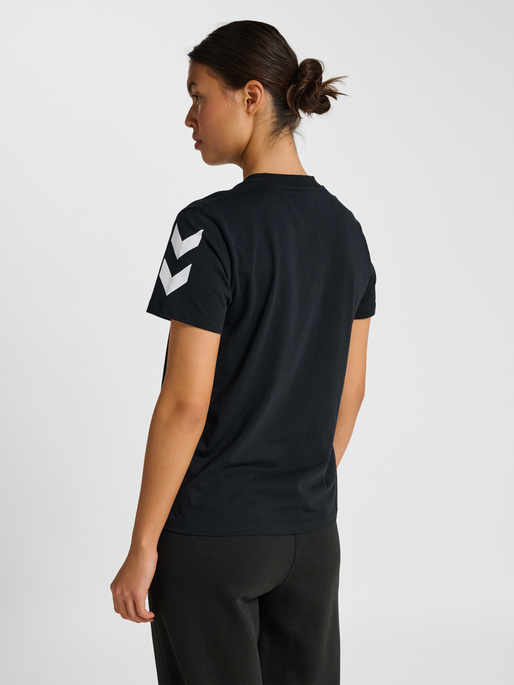 hmlLEGACY 2.0 W T-SHIRT S/S, BLACK, model
