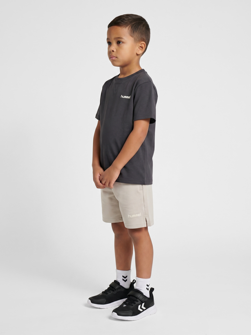 hmlJR LIGHT SWEAT SHORTS, LUNAR ROCK, model