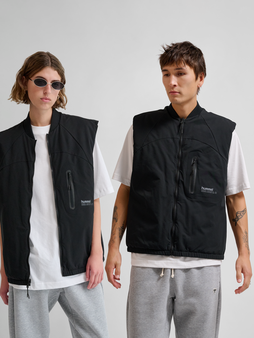 hmlTECH PADDED VEST, BLACK, model