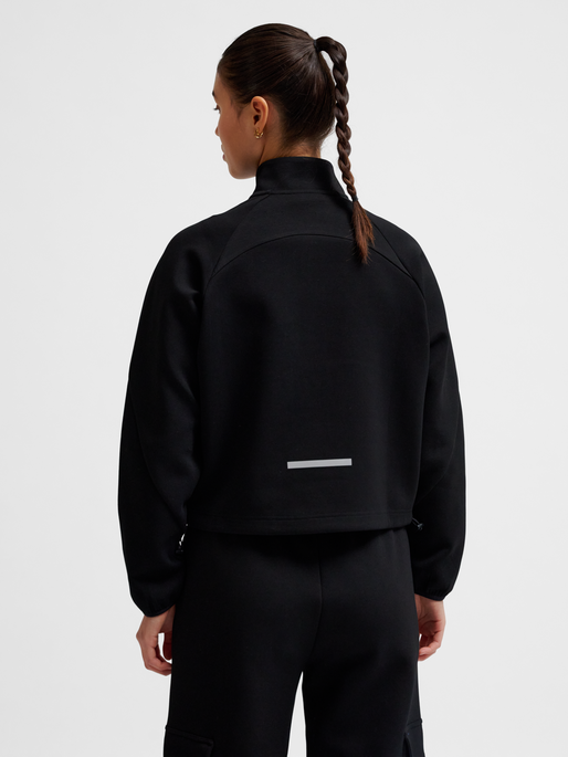 hmlTECH FLEECE WOMEN BOXY HALF ZIP, BLACK, model
