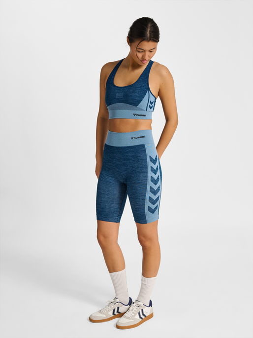 hmlCLEA SEAMLESS  SPORTS TOP, NAVY PEONY/FADED DENIM, model