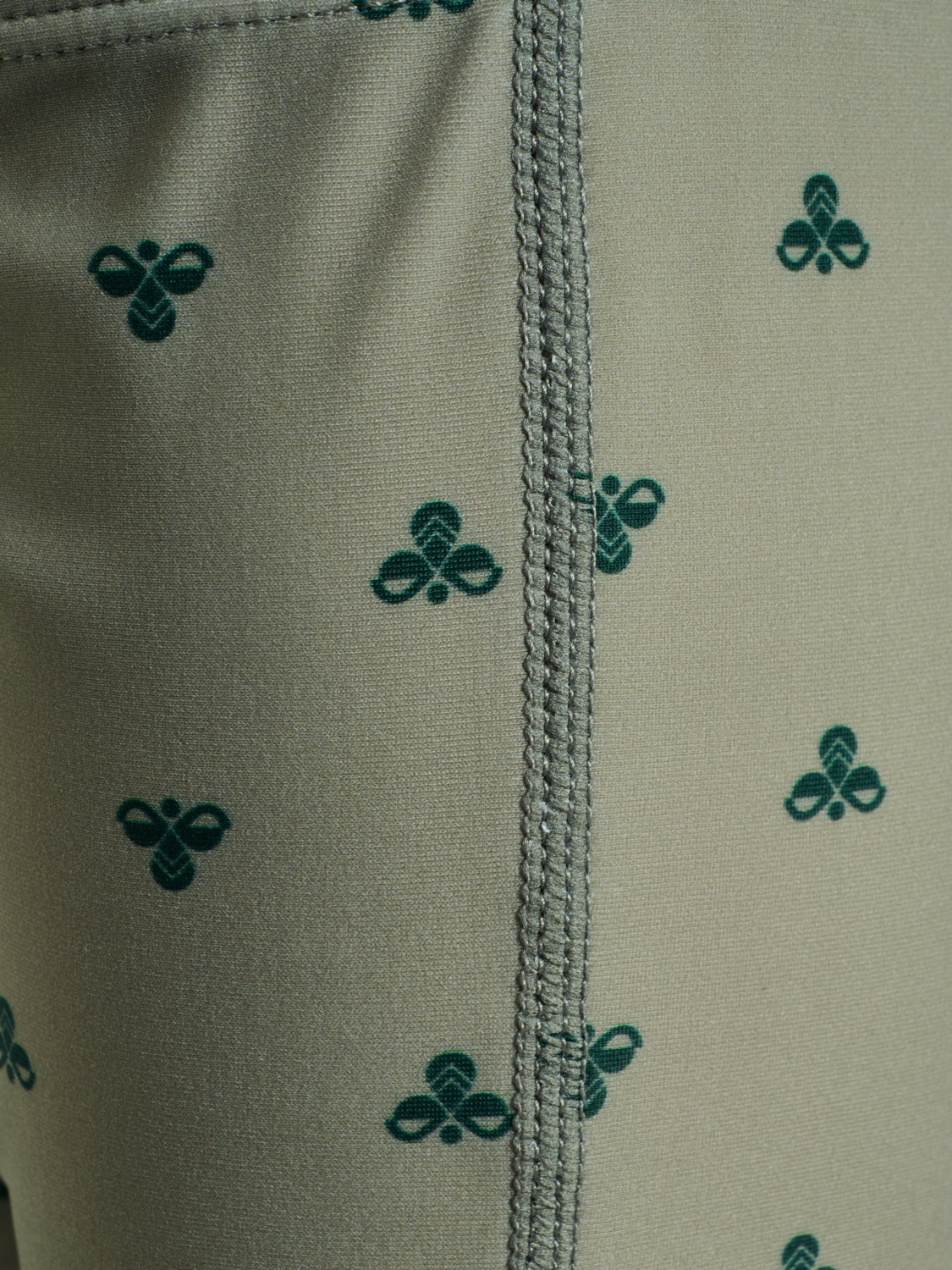 hmlMINI BEE AOP SWIM SHORTS, SHADOW, packshot