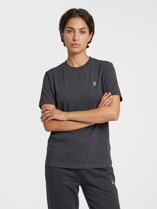 hmlPULSE W T-SHIRT, EBONY, model
