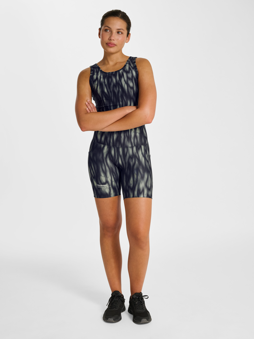hmlHIIT AOP INTENSITY SHORT TIGHTS, SEAGRASS, model