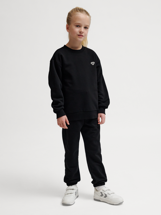 hmlJR LOOSE CREWNECK BEE, BLACK, model