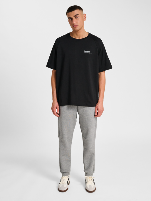 hmlTECH LOOSE T-SHIRT, BLACK, model