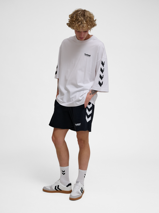 hmlOVERSIZED WILLY T-SHIRT SW, WHITE, model