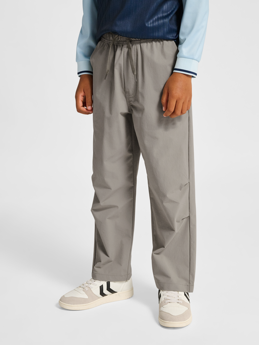 hmlJR HERAM PANTS, ROCK RIDGE, model