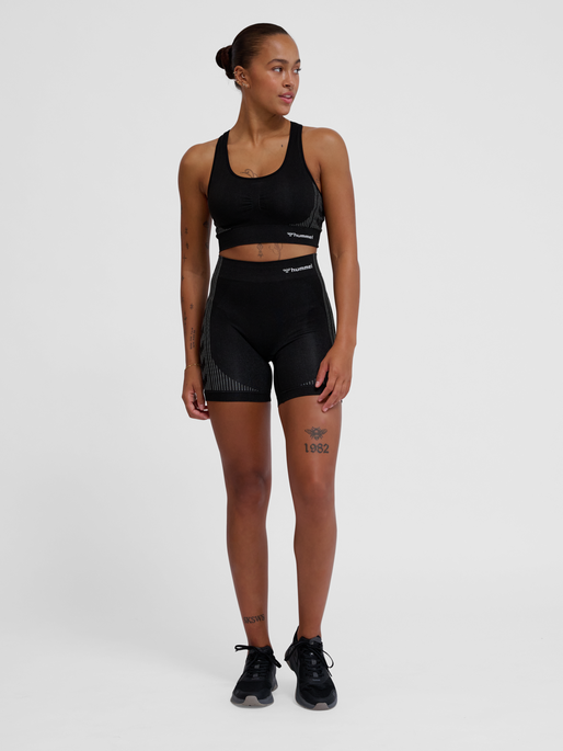 hmlMT SHAPING SEAMLESS PADDED BRA, BLACK, model