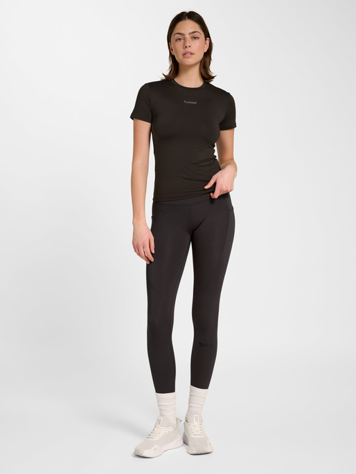hmlFAST W TRAINING T-SHIRT S/S, AFTER DARK, model