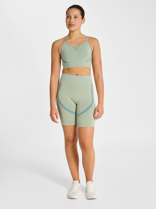 hmlHIIT SEAMLESS PADDED BRA, FROSTY GREEN, model