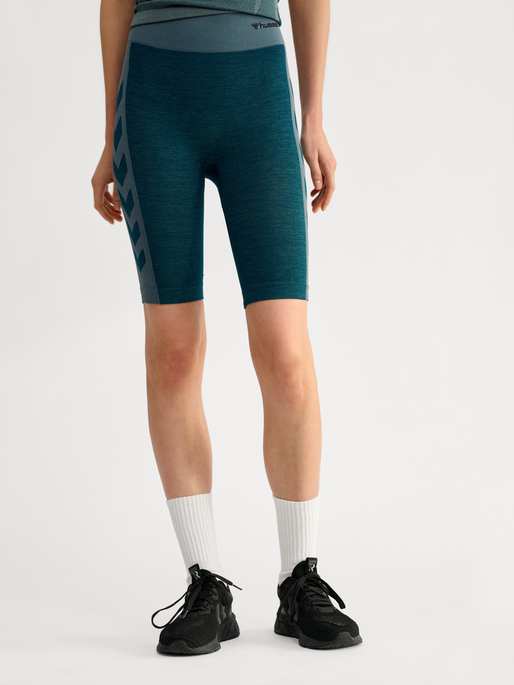 hmlCLEA SEAMLESS CYCLING SHORTS, DARK SEA, model